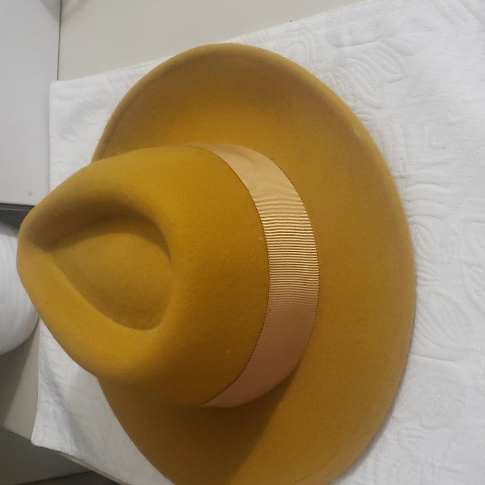 Aldo hat brand new